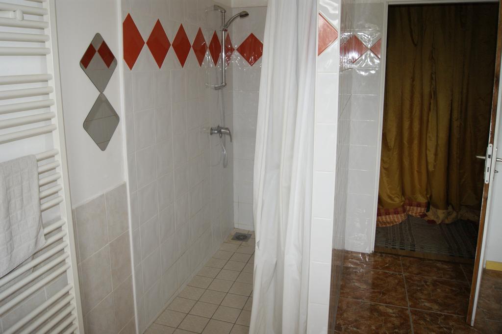 Chambres D'Hotes La Noyeraie Izeron Rum bild